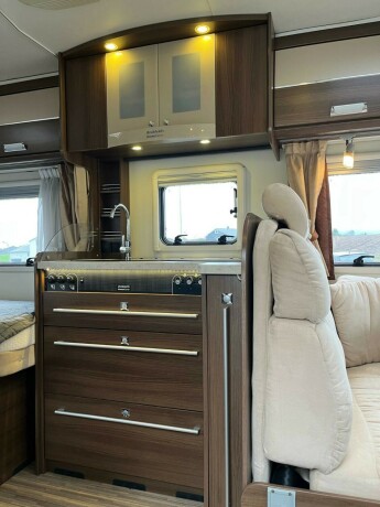 dethleffs-i-7010-2-2-enkle-lave-senger-bak-senkeseng-alde-ac-i-bil-bodel-vinterpakke-god-nyttelast-diesel-2013-big-47