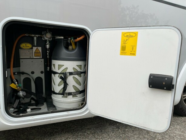 dethleffs-i-7010-2-2-enkle-lave-senger-bak-senkeseng-alde-ac-i-bil-bodel-vinterpakke-god-nyttelast-diesel-2013-big-8