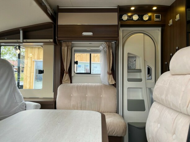 dethleffs-i-7010-2-2-enkle-lave-senger-bak-senkeseng-alde-ac-i-bil-bodel-vinterpakke-god-nyttelast-diesel-2013-big-35
