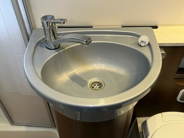 dethleffs-i-7010-2-2-enkle-lave-senger-bak-senkeseng-alde-ac-i-bil-bodel-vinterpakke-god-nyttelast-diesel-2013-big-81