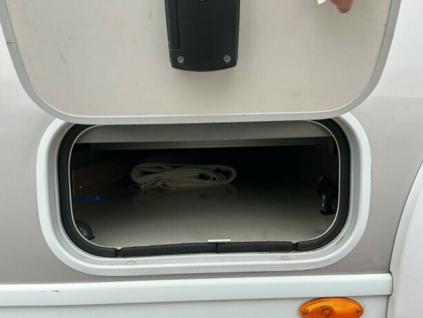 dethleffs-i-7010-2-2-enkle-lave-senger-bak-senkeseng-alde-ac-i-bil-bodel-vinterpakke-god-nyttelast-diesel-2013-big-16