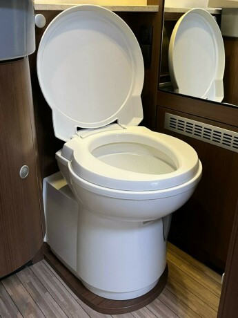 dethleffs-i-7010-2-2-enkle-lave-senger-bak-senkeseng-alde-ac-i-bil-bodel-vinterpakke-god-nyttelast-diesel-2013-big-80