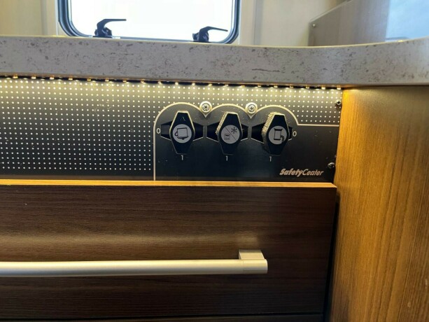dethleffs-i-7010-2-2-enkle-lave-senger-bak-senkeseng-alde-ac-i-bil-bodel-vinterpakke-god-nyttelast-diesel-2013-big-54