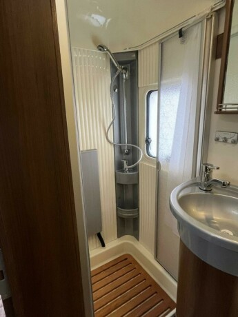 dethleffs-i-7010-2-2-enkle-lave-senger-bak-senkeseng-alde-ac-i-bil-bodel-vinterpakke-god-nyttelast-diesel-2013-big-83