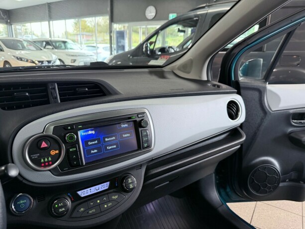 toyota-yaris-bensin-2013-big-25