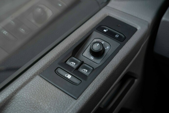 volkswagen-transporter-diesel-2022-big-25