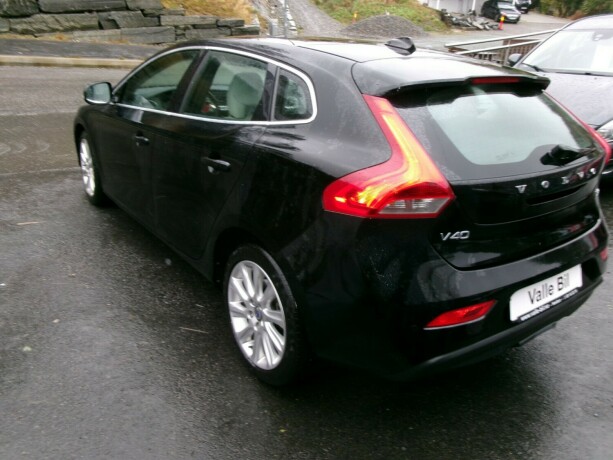volvo-v40-diesel-2014-big-3