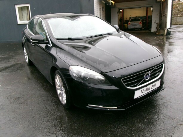 volvo-v40-diesel-2014-big-0