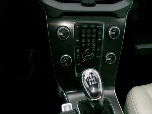 volvo-v40-diesel-2014-big-13