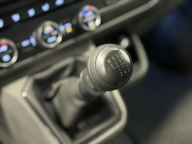 volkswagen-multivan-diesel-2020-big-19