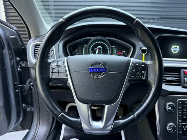 volvo-v40-diesel-2015-big-12