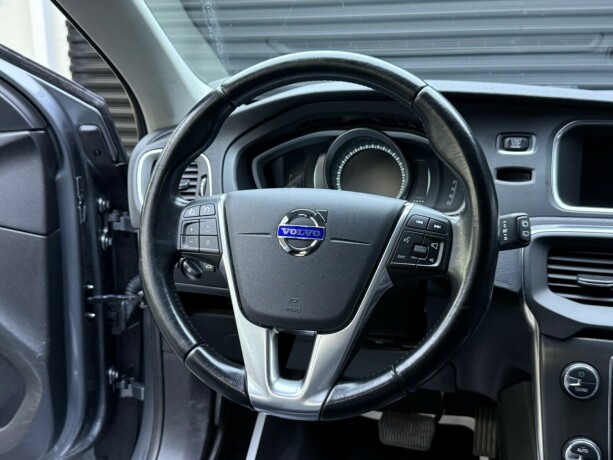 volvo-v40-diesel-2015-big-11