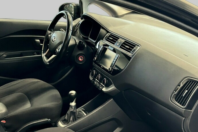 kia-rio-bensin-2017-big-9