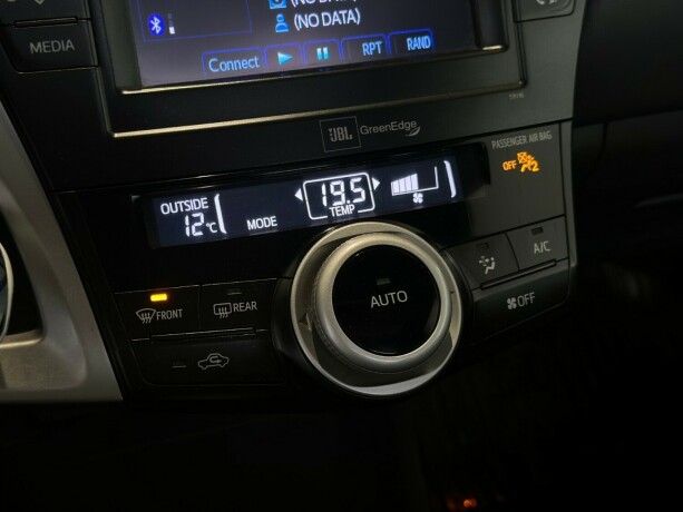 toyota-prius-seven-elektrisitetbensin-2013-big-23