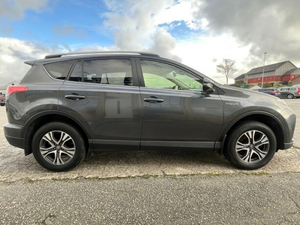 toyota-rav4-elektrisitetbensin-2016-big-3