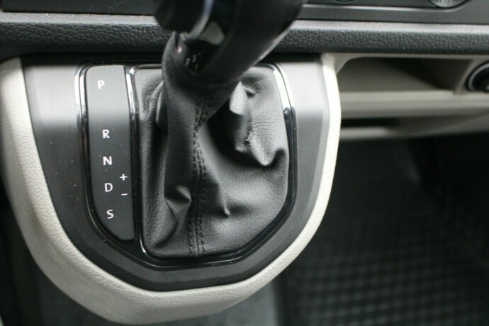 volkswagen-transporter-diesel-2018-big-15