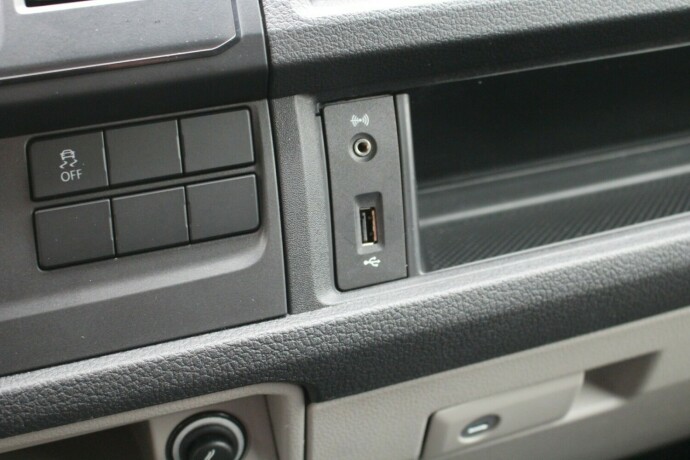 volkswagen-transporter-diesel-2018-big-17