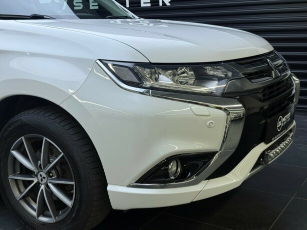 mitsubishi-outlander-elektrisitetbensin-2016-big-2