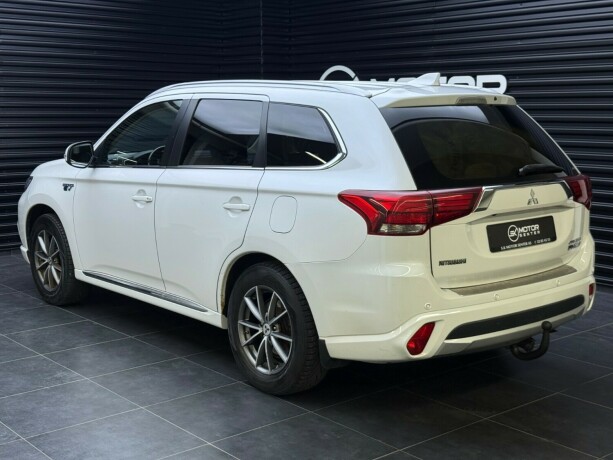 mitsubishi-outlander-elektrisitetbensin-2016-big-1