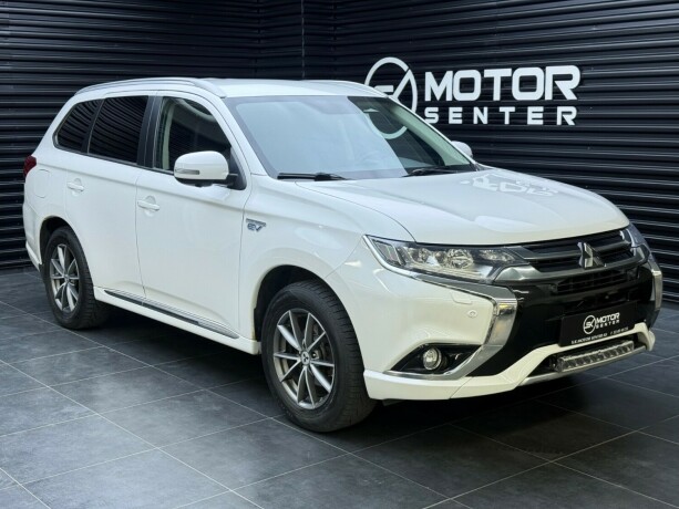 mitsubishi-outlander-elektrisitetbensin-2016-big-0