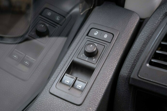 volkswagen-transporter-diesel-2017-big-22