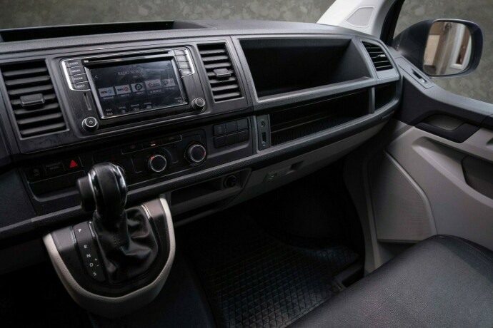 volkswagen-transporter-diesel-2017-big-17