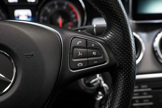 mercedes-benz-gla-bensin-2016-big-17