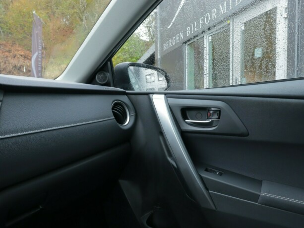 toyota-auris-bensin-2015-big-12