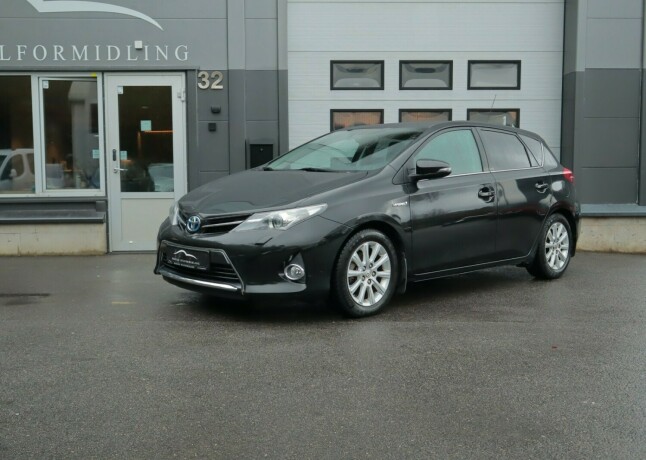 toyota-auris-bensin-2015-big-0