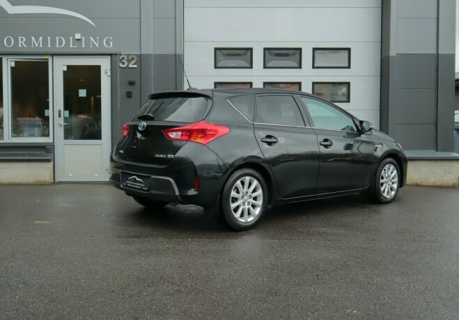 toyota-auris-bensin-2015-big-1