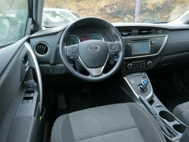 toyota-auris-bensin-2015-big-11