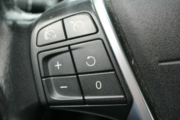 volvo-v40-diesel-2013-big-11
