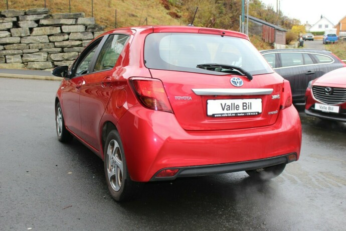 toyota-yaris-elektrisitetbensin-2016-big-2