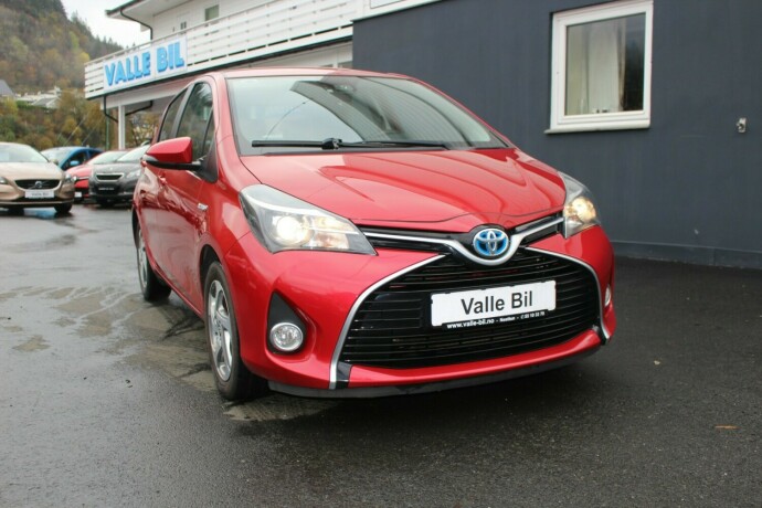 toyota-yaris-elektrisitetbensin-2016-big-0