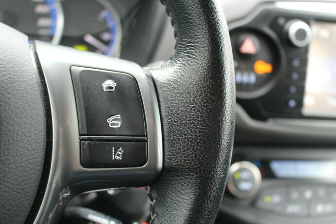 toyota-yaris-elektrisitetbensin-2016-big-12