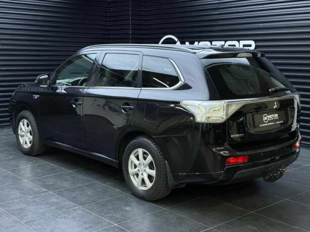 mitsubishi-outlander-elektrisitetbensin-2014-big-1