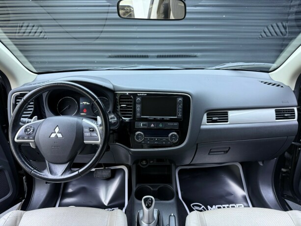 mitsubishi-outlander-elektrisitetbensin-2014-big-9