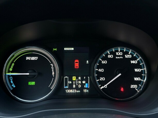 mitsubishi-outlander-elektrisitetbensin-2014-big-16