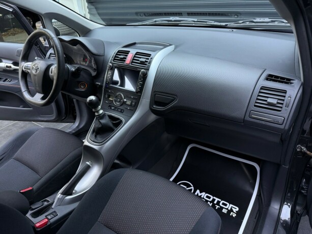 toyota-auris-diesel-2011-big-11