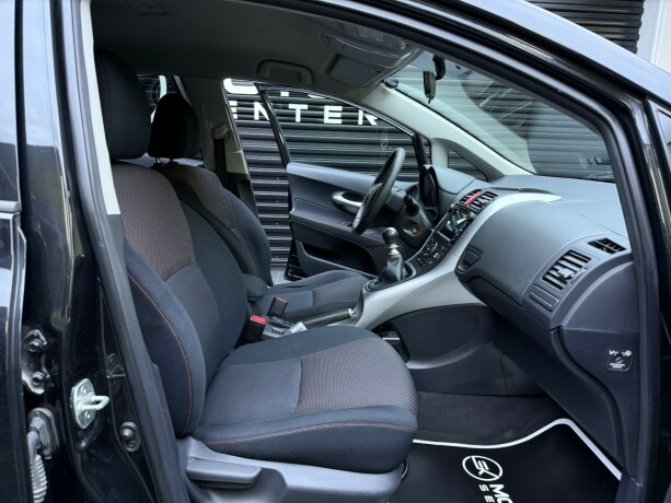toyota-auris-diesel-2011-big-27
