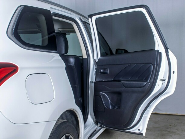 mitsubishi-outlander-elektrisitetbensin-2016-big-15