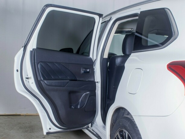 mitsubishi-outlander-elektrisitetbensin-2016-big-21
