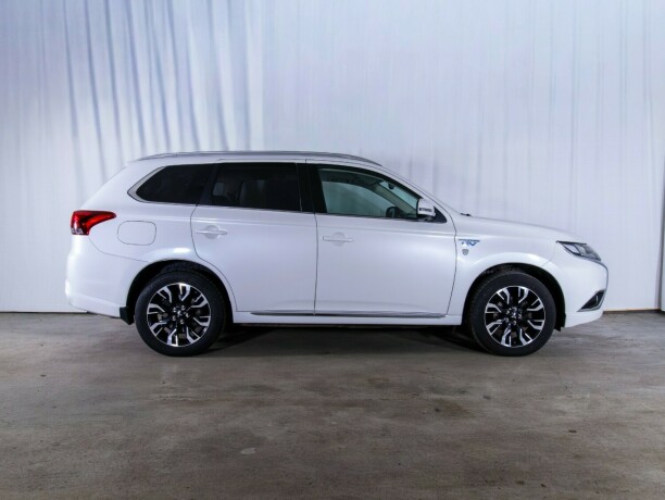 mitsubishi-outlander-elektrisitetbensin-2016-big-5