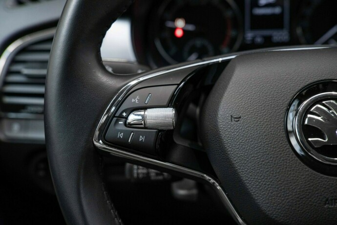 skoda-fabia-bensin-2021-big-15