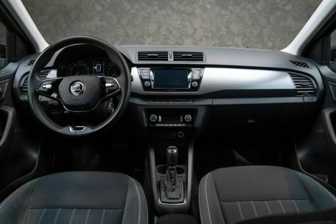 skoda-fabia-bensin-2021-big-28