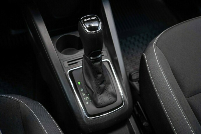 skoda-fabia-bensin-2021-big-19