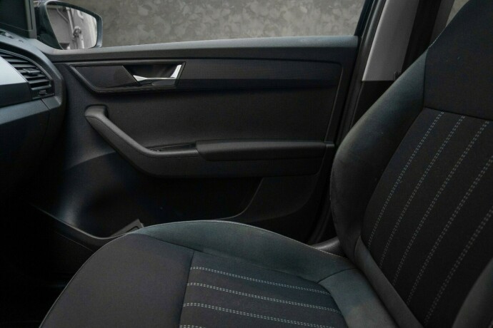 skoda-fabia-bensin-2021-big-18