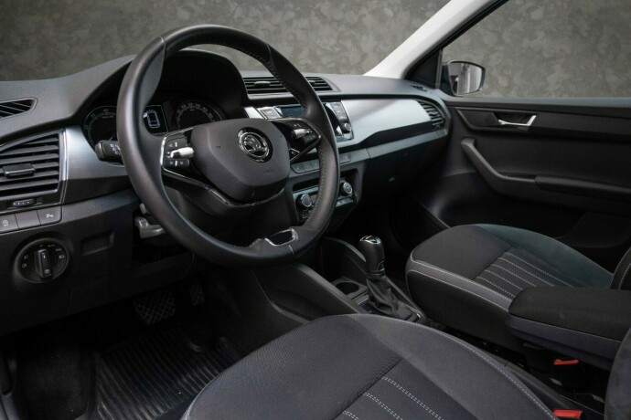 skoda-fabia-bensin-2021-big-26
