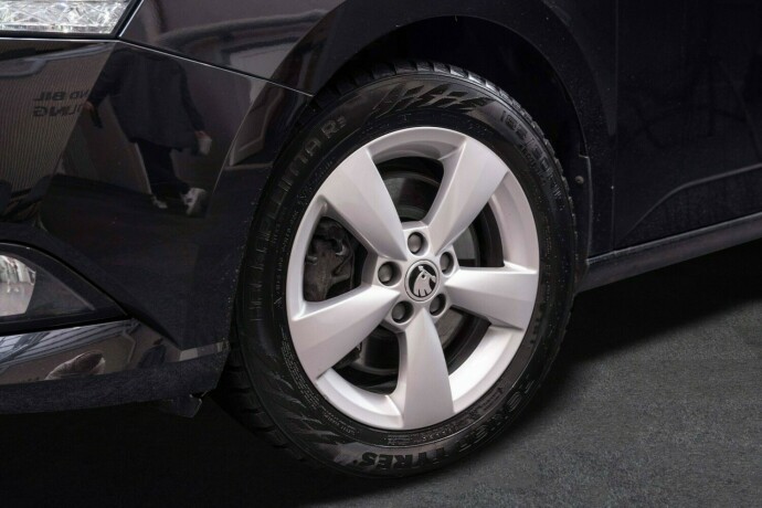 skoda-fabia-bensin-2021-big-3
