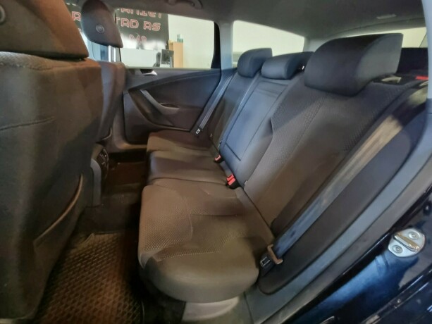 volkswagen-passat-diesel-2010-big-15